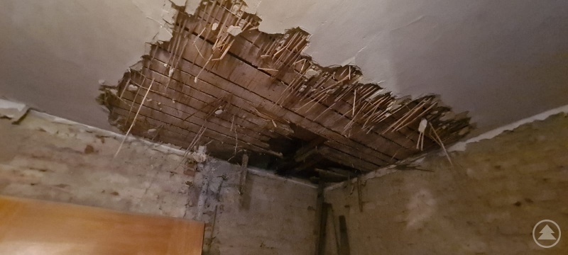 Vorher. Das Stroh hängt aus der Decke ...