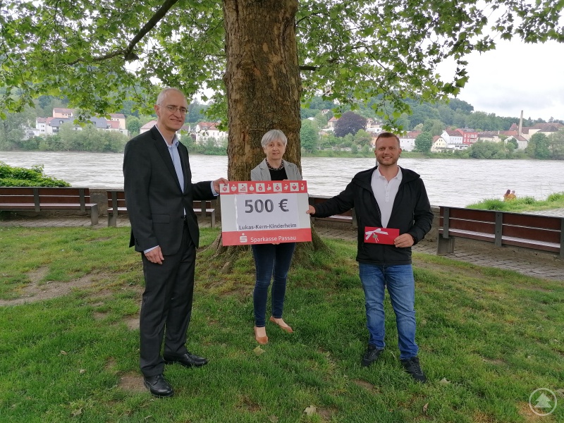 (v. links:) Herr Otmar Hausfelder (Gebietsdirektor Sparkasse Passau), Frau Sissi Geyer (ehrenamtliche Verwaltungsrätin), Herr Andreas Effenberger (Einrichtungsleitung Lukas-Kern-Kinderheim)