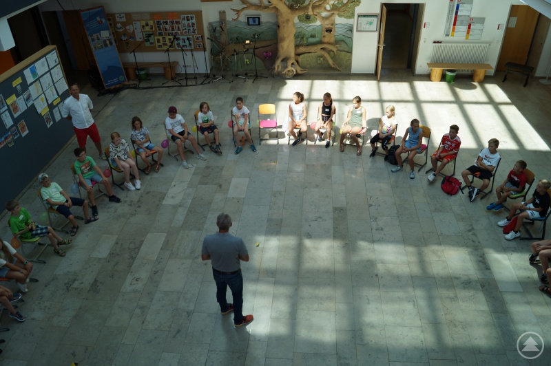 Die neuen Gymnasiasten im Kreis sitzend mit Christian Duschl und Benjamin Greiner