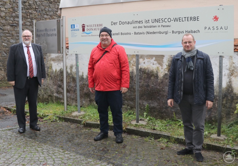 Oberbürgermeister Jürgen Dupper (von links), Stadtarchäologe und Museumsleiter Dr. Thomas Maurer und Kulturreferent Dr. Bernhard Forster freuen sich über die neuen werbewirksamen Hinweistafeln.