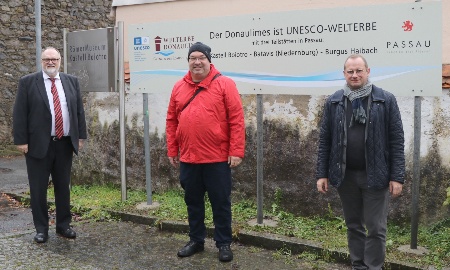 Am Römermuseum: Neue Schilder weisen auf UNESCO-Welterbe Donaulimes hin