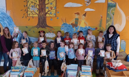 Schulanfänger werden zu schlauen Büchereifüchsen