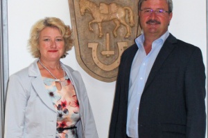 Rita Hagl-Kehl im Gespräch mit Bürgermeister Fritz Raab