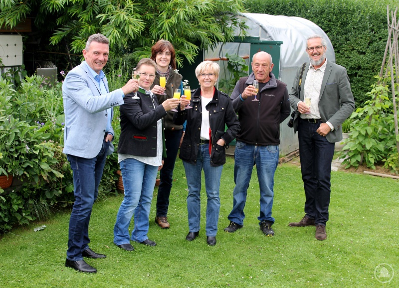 Ein Prosit auf einen gelungenen Tag. Zum Abschluss wurde in Bayerisch Eisenstein angestoßen, im Bild (v.li.) Garten04: Bürgermeister Charly Bauer, Edith Treml, Heike Buchinger, Landrätin Rita Röhrl, Karl Treml und Kreisfachberater Klaus Eder.