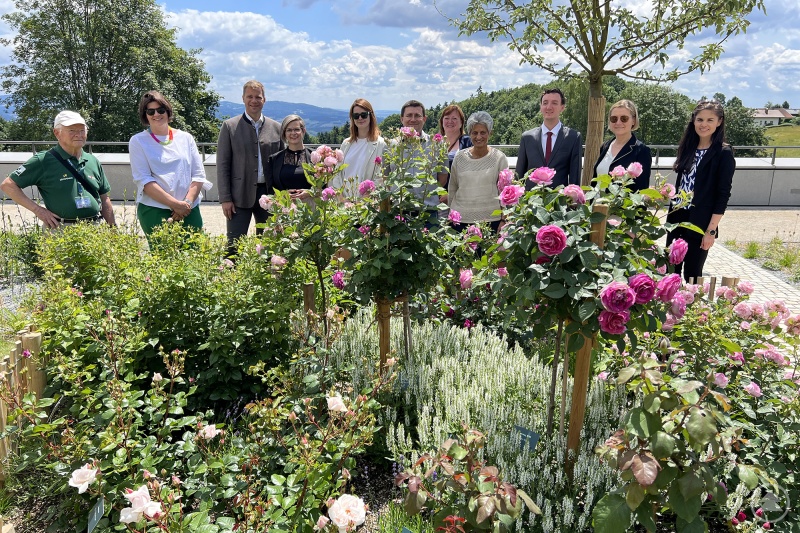 Nicht nur die Rosen blühen auf der Landesgartenschau, sondern auch die internationalen Beziehungen: Bezirkstagspräsident Dr. Olaf Heinrich (3. v. rechts) lud eine Delegation der Europaregion Donau-Moldau aus Bayern, Tschechien und Österreich auf den Geyersberg ein.