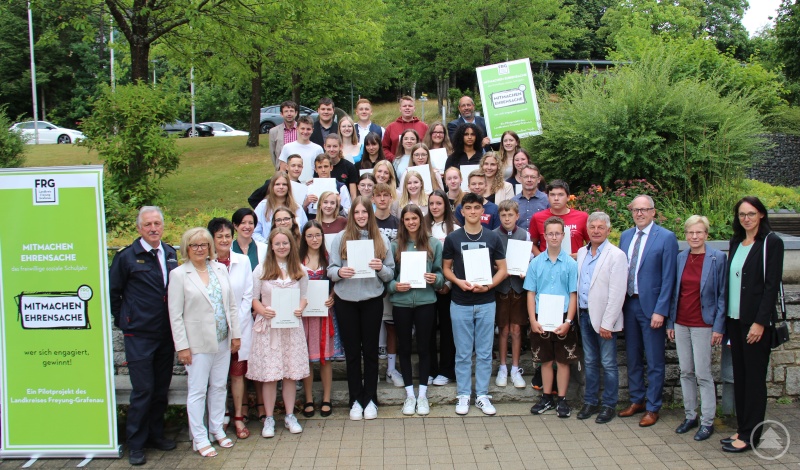 36 Schülerinnen und Schüler konnten stellv. Landrätin Helga Weinberger (2.v.l.) und Dietmar Attenbrunner (3.v.r.) von der Sparkasse Freyung-Grafenau im Rahmen des Projekts „Mitmachen Ehrensache!“ zu ihrem ehrenamtlichen Einsatz beglückwünschen.