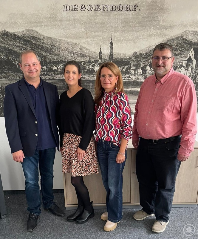 Geschäftsführer Matthias Wendt (v. l.) gratuliert den Beraterinnen Katharina Hoffmann und Ursula Biermeier sowie dem Berater Thomas Silberbauer zur bestandenen Zertifizierung