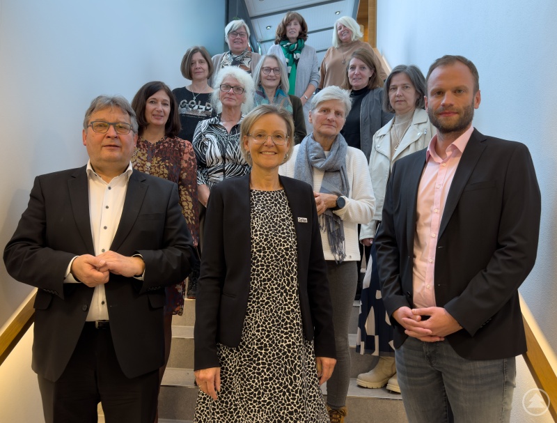 Ein Job fürs LEBEN: Großer Dank für 40 Jahre im Einsatz der Caritas für die Menschen. Dazu gratulierten vo. v. li: der Bischöflich Beauftragte, Diakon Konrad Niederländer, Diözesan-Caritasdirektorin  Mag.a (FH) Andrea Anderlik, MSc, und der Abteilungsleiter Personal Thomas Furthmeier.
