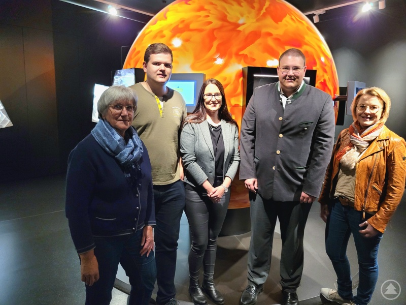 Informierten sich über die Inhalte sowie die didaktischen Ansätze des neuen Museums für nachwachsende Rohstoffe: (von links nach rechts) FU-Ortsvorsitzende Johanna Kössl, Martin Höppler, Jaroslava Pongratz, JU-Ortsvorsitzender Christoph Weishäupl und Sabrina Schott vor einem Modell der Sonne im NAWAREUM.