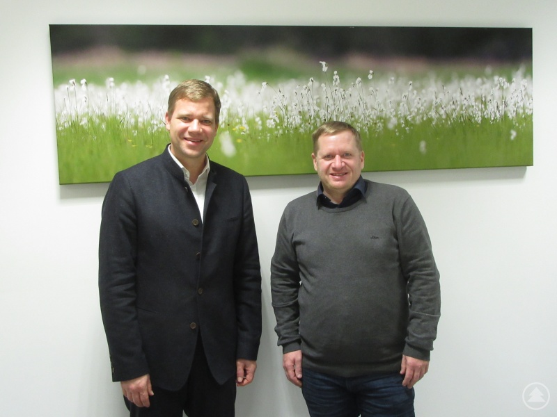 Beim Kennenlern-Gespräch: Bezirkstagspräsident Dr. Olaf Heinrich (links) und Thomas Steger, erster Vorsitzender des Bezirksjugendrings.