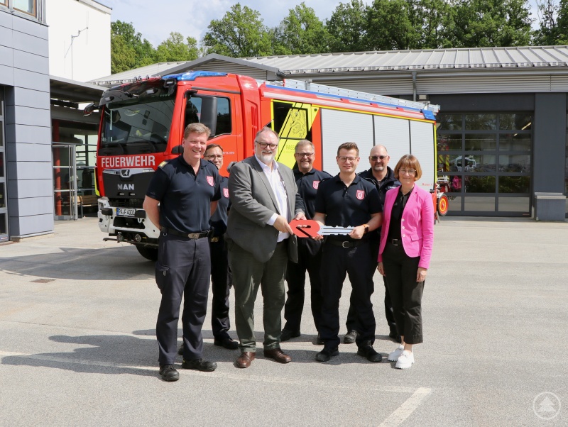 Oberbürgermeister Jürgen Dupper (3. von links) übergibt den symbolischen Fahrzeugschlüssel an Zugführer Toni Rang (3. von rechts). Über die Neuanschaffung freuen sich auch Stadtbrandrat Andreas Dittlmann (von links), der 1. Stellvertretende Zugführer Manfred Fasching, der 2. Stellvertretende Zugführer Markus Kornexl, der Leiter der Feuerwehrfachwerkstätte Alexander Kornexl und Ordnungsreferentin Karin Schmeller.