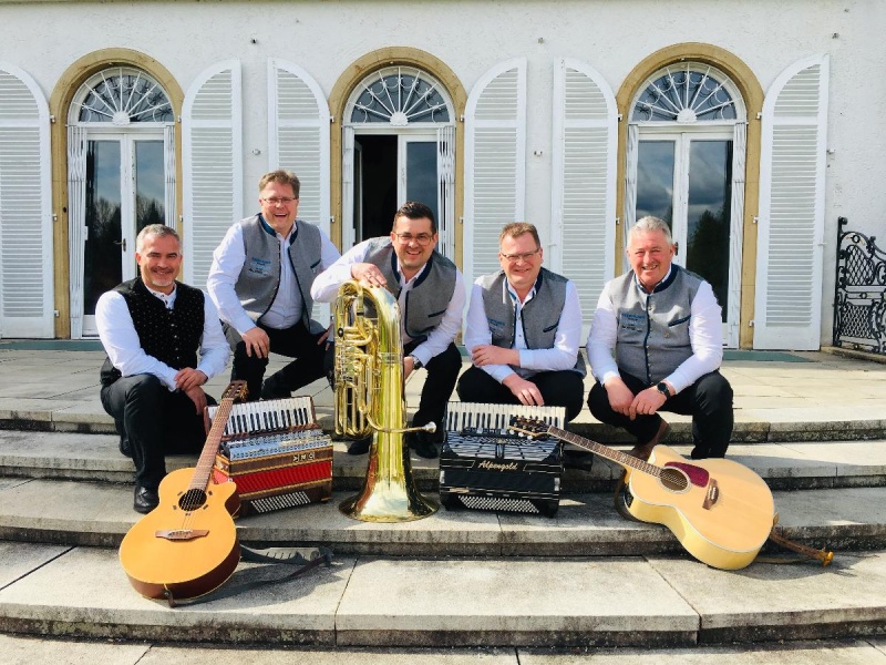 Flyer/Grafik zum Event: Lauscher Sonntag: Konzert mit der "Burgamoastamuse" am So., 02.06.2024 von 11:00 bis 13:00 Uhr