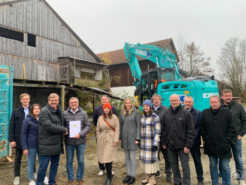 Im Beisein von Projektbeteiligten und Vertretern der Gemeinde übergab Hans-Peter Schmucker, Leiter des Amtes für Ländliche Entwicklung (ALE) Niederbayern (3.v.l.), an Innernzells Bürgermeister Josef Kern (4.v.l.) die Einleitungsurkunde und den Zuwendungsbescheid.