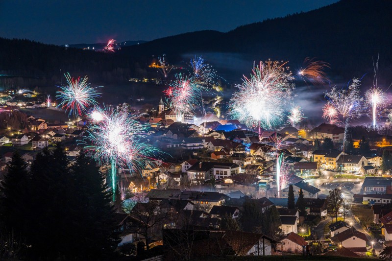 Flyer/Grafik zum Event: Bodenmais feiert ins neue Jahr - Große Silvesterparty auf dem Marktplatz mit DJ, Feuerwerk, Cocktails und mehr am Di., 31.12.2024 ab 19:00 Uhr