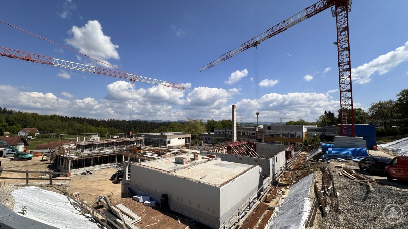 Luftaufnahme der Baustelle des Caritas-Förderzentrums mit Kränen und Rohbauten