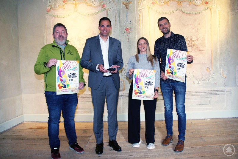 Landrat Sebastian Gruber (2. v.l.) mit v.l. Sebastian Ortner (KJR-Vorstandsmitglied), Michaela Pertler (KJR-Geschäftsführerin), Martin Wagner (KJR-Vorsitzender). Gruppenfoto mit Landrat Sebastian Gruber und Vertretern des Kreisjugendrings Freyung-Grafenau, die das Fest-i-Wal 2025 präsentieren.