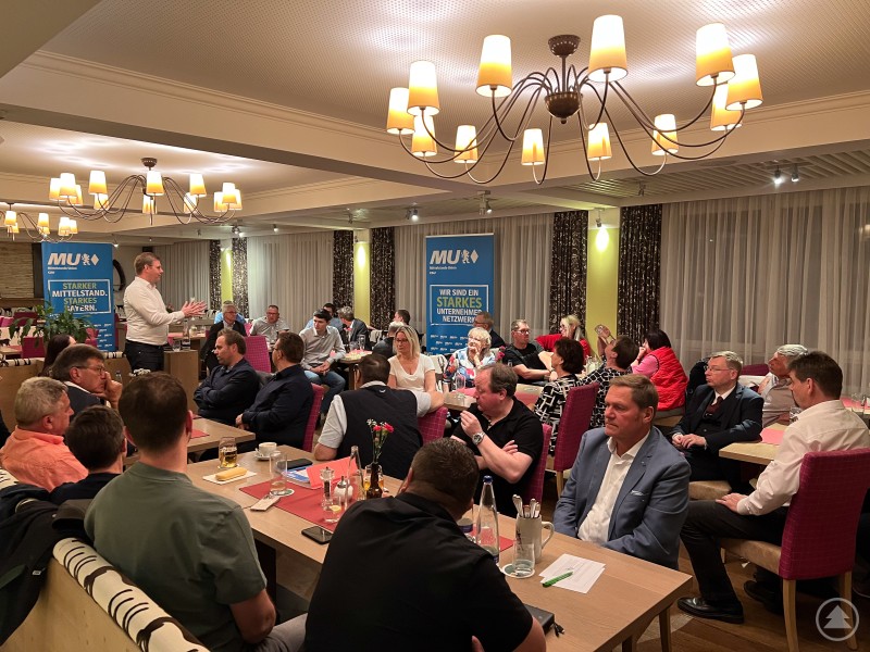 Gruppenfoto des Kreisvorstands der Mittelstands-Union Freyung-Grafenau mit Ehrengästen.