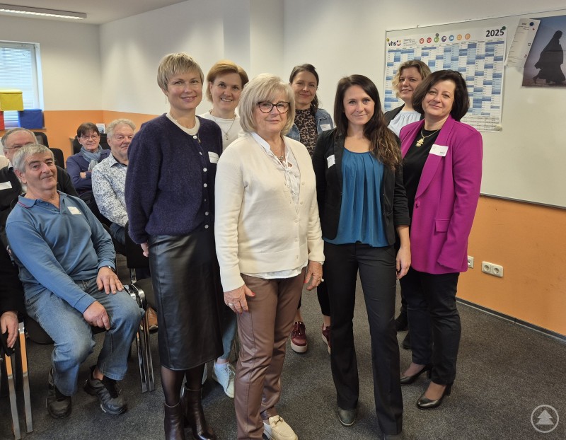 901 Veranstaltungen mit insgesamt 19.378 Teilnehmenden haben die Dozentinnen und Dozenten 2024 gestemmt. Dafür gab es beim Treffen ein herzliches Dankeschön von vhs-Leiterin Karina Fisch (10. v. rechts). Mehrere Dozentinnen und Dozenten der vhs Freyung-Grafenau stehen im Vordergrund eines gut besuchten Raumes. Im Hintergrund sitzen Teilnehmende des Treffens auf Stühlen.