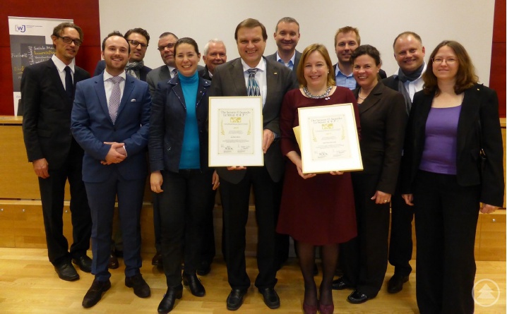 Die beiden neu ernannten Senatoren Martina Hauler und Rupert Bittl mit der Kreissprecherin Manuela Weber (links) und Mitgliedern der Wirtschaftsjunioren München e.V. (Bild: Manuela Weber)