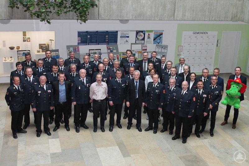 Die Stadt- und Kreisbrandräte und –inspektoren mit den Vertretern der Regierung und der Verwaltung beim Gruppenbild.