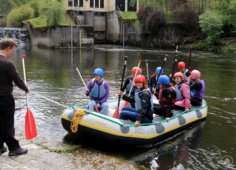 Alle Frauen im Boot – Andreas Peter hat das Raft noch am Seil