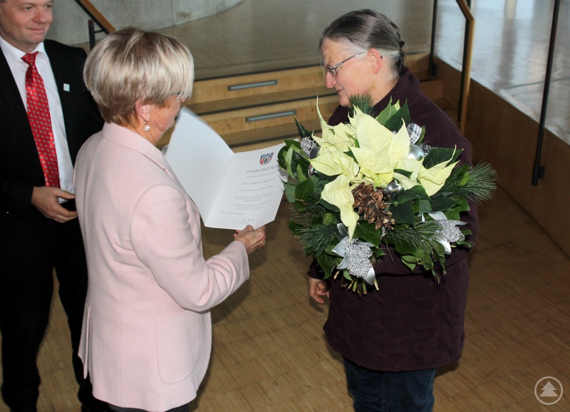 Verabschiedet wurde auch Dagmar Spiewok (re.), sie bekam von Rita Röhrl ein Geschenk und Blumen.