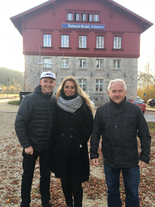 (v.l.) Filip Smola mit einer Kappe, die jeder Teilnehmer der Menschenkette am Samstag erhalten wird, Simona Fink, Leiterin des Sekretariats für grenzüberschreitendes Netzwerkmanagement im Themenbereich Kultur und Tourismus und ARBERLAND REGio-Chef Herbert Unnasch.