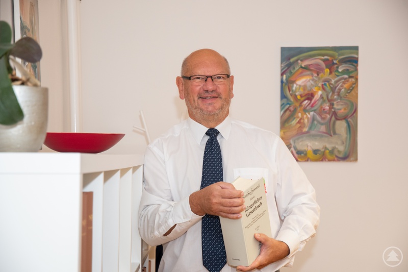 Rechtsanwalt Rüdiger Greß in seiner Kanzlei.