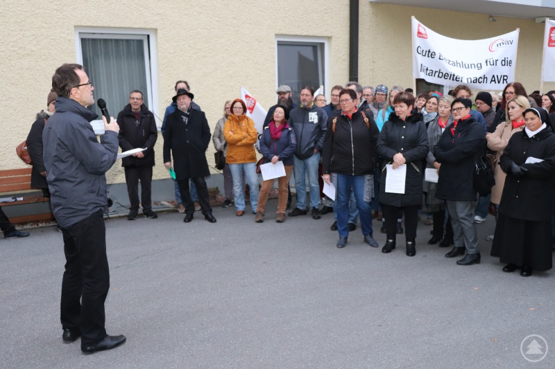 Diözesan-Caritasdirektor Michael Endres fordert ein Vollkasko-System für die Altenpflege.