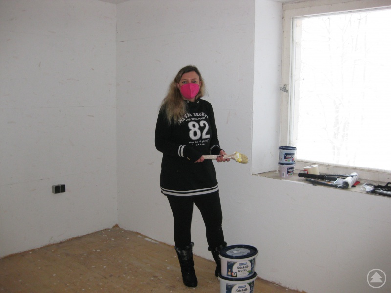 Mitarbeiterin Carina Philipp ist fleißig beim Streichen, damit alles hell und freundlich wird.