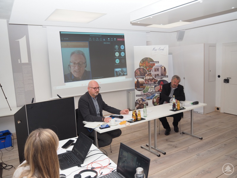 Per Videokonferenz diskutierte Abteilungsleiter Klaus Ulrich mit den anwesenden oder online teilnehmenden Kommunalvertretern. MdL Manfred Eibl und der Vorsitzende des Ilzer Landes Werner Weny moderierten die Diskussion.