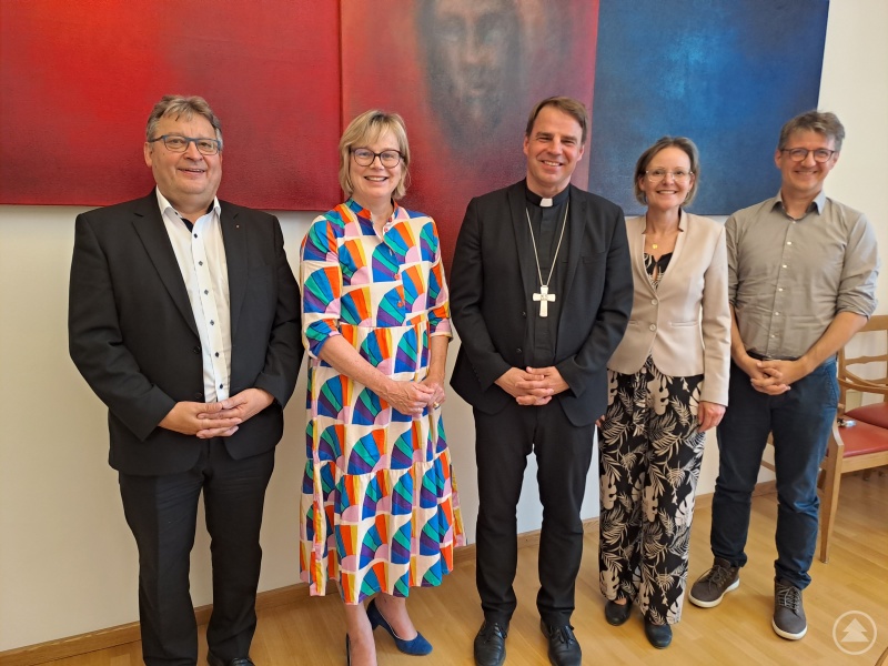 Im Gespräch mit Diözesanbischof Stefan Oster. Diakon Konrad Niederländer, Eva Maria Welskop-Deffaa, Andrea Anderlik und Prof. Dr. Bernhard Bleyer, der Leiter des Studienganges Caritaswissenschaften.