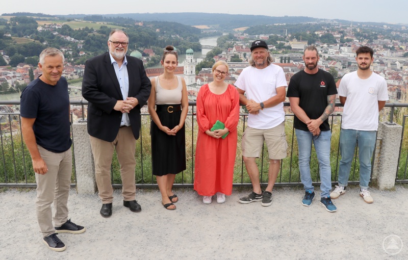 Hoch über den Dächern von Passau geht am 12. August die „Skateburg“ über die Bühne. Darauf freuen sich Wirtschaftsreferent Werner Lang (von links), Oberbürgermeister Jürgen Dupper, Juliane Selwitschka von der Dienststelle Veranstaltungen, die Leiterin der Dienststelle Museum und Veste Oberhaus Dr. Stefanie Buchhold, Rampenbauer Andreas Schützenberger sowie Gotthard Pilsner und Anton Wenzl vom Verein Skateboarding Passau.