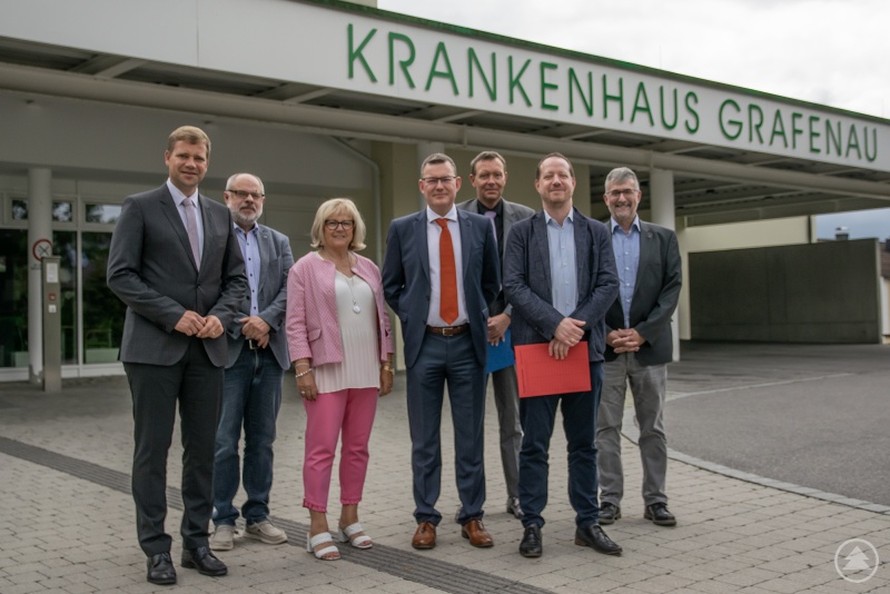Stellten die Pläne für eine Tagesklinik in Grafenau vor: Bezirkstagspräsident Dr. Olaf Heinrich (v. l.), Prof. Peter Eichhammer (Leiter der Ambulanz für psychische Gesundheit in Grafenau), stv. Landrätin Helga Weinberger, Uwe Böttcher (Krankenhausdirektor Mainkofen), Marcus Plaschke (Geschäftsführer der Kliniken am Goldenen Steig), Prof. Dr. Johannes Hamann (ärztlicher Direktor am BKH Mainkofen) sowie Stefan Eichmüller (Referatsleiter der bezirklichen Gesundheitseinrichtungen).
