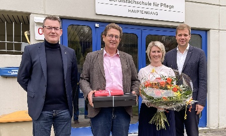 Bezirkstagspräsident verabschiedet Pflegeschulleiter Beham und begrüßt Nachfolgerin