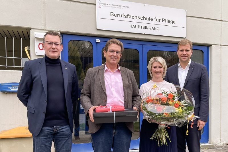 Krankenhausdirektor Uwe Böttcher (links) und Bezirkstagspräsident Dr. Olaf Heinrich (rechts) verabschiedeten Werner Beham als Schulleiter und begrüßten dessen Nachfolgerin Nicole Herrmann.