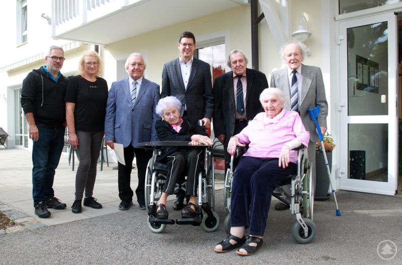 Flankiert wurden die Hundertjährigen Richard Braumandl (v.r.), Anna Löschinger, Gerhard Steppes Michel und Anna Löschinger von Bürgermeister Martin Pichler, Bischöflich Geistlichem Rat Michael Bauer, Doris Rötzer vom Rosenium Schönberg und Dr. Markus Veit.