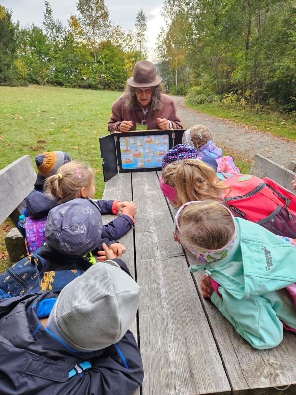 Waldführerin Eva Weiß erzählte den Kindern die Geschichte von „Kröti und der Zauberwald“.