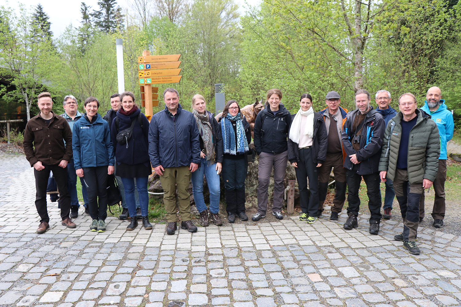 Nationalparkleiterin Ursula Schuster (3.v.l.) stellte dem Evaluierungs-Komitee aktuelle Projekte und Maßnahmen vor. Auf der Tagesordnung stand auch ein Besuch im Haus zur Wildnis. (Foto: Nationalpark Bayerischer Wald)