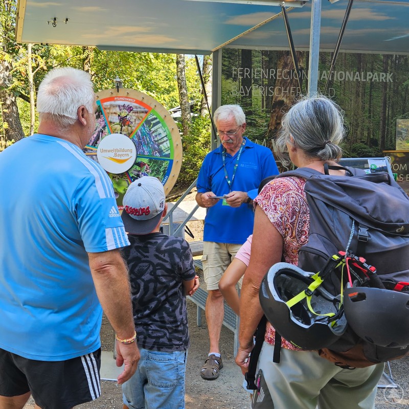 Jubiläumswoche, Glücksrad am Ausgang des Baumwipfelpfades 03_2024_jubiläum_bwp_stand11_foto_fnbw_kralikandrea.jpeg