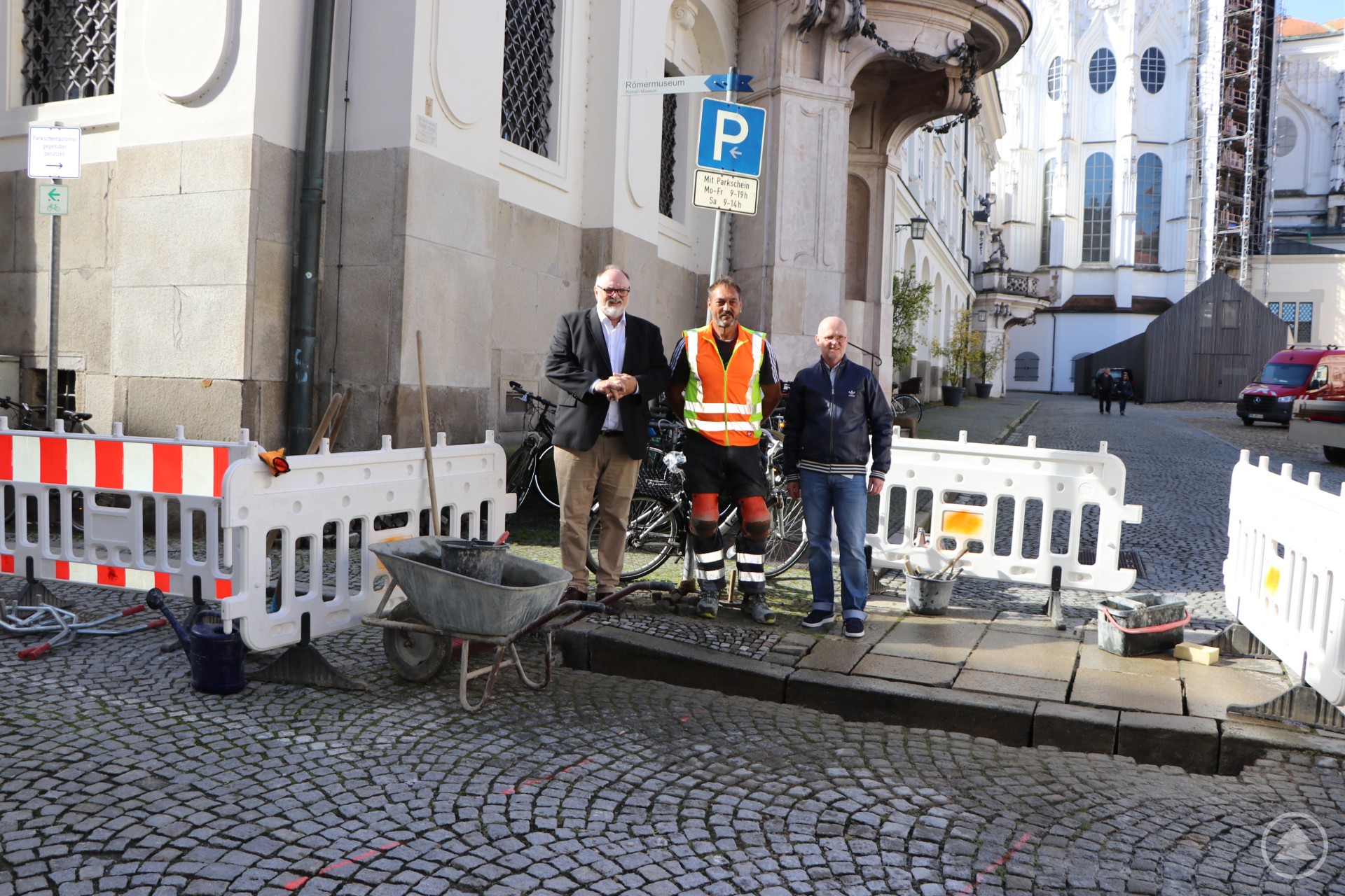 Oberbürgermeister Jürgen Dupper (links) freut sich gemeinsam mit dem Baureferenten Wolfgang Seiderer (rechts) und einem Mitarbeiter der ausführenden Firma über den Fortschritt.
