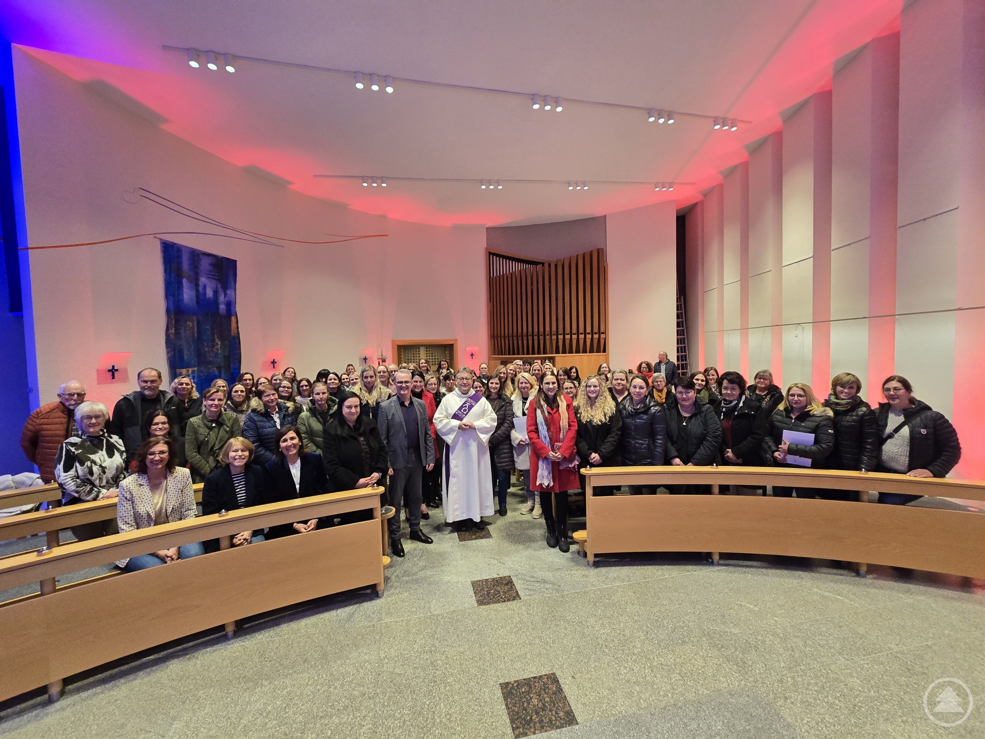 Zum Gottesdienst und zur Zertifikats-Überreichung waren Leiterinnen aus den Kitas, die Regionalleiterinnen und Vertreter:innen der Träger gekommen.