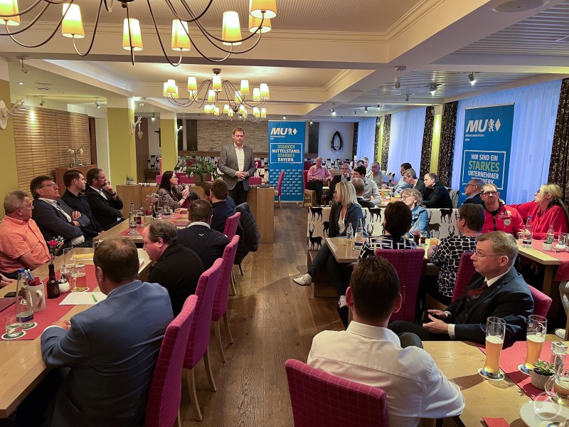 Thomas Erndl spricht in einer Diskussionsrunde der Mittelstands-Union Freyung-Grafenau.