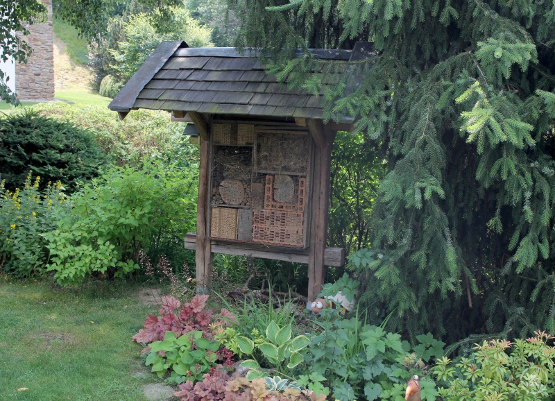 Das große Insektenhotel in Lukaschiks Garten wird von den Tieren gut angenommen.