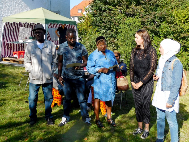 Veronika Probst (2.v.re.) begrüßte mit (v.li.) Sheku Sheriff, Cheik Diarra, Rosemary Kehinde Solomon und Inas Mohammed die Teilnehmer.