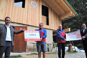 Landräte übergeben Spendenschecks in Höhe von 2000 Euro