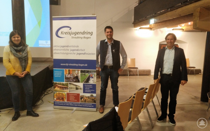 Kreisjugendpflegerin Mara Wenzinger, Stellvertretender Landrat Andreas Aichinger, Referent Winfried Pletzer.