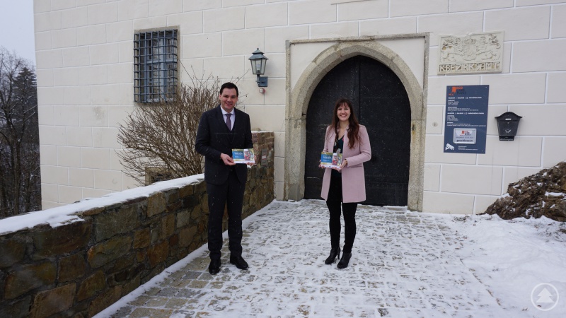 Landrat Sebastian Gruber und Klimaschutzmanagerin Verena Holzbauer bei der Vorstellung der Fastenbroschüre.