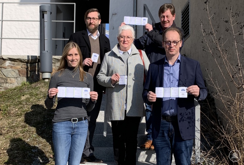 Die für den Bereich Senioren und Menschen mit Handicap der ILE Ilzer Land federführenden Bürgermeister Martin Geier (rechts oben), Martin Behringer rechts unten), die ILE-Geschäftsleiterin Corina Molz (links unten) sowie die Kooperationspartner des Landkreises Freyung-Grafenau, Christian Fiebig (links oben) und die Seniorenbeauftragte Anna Mitterdorfer (Mitte), freuen sich, den neuen Notfallpass präsentieren und bald an Senioren und Menschen mit Handicap verteilen zu können.