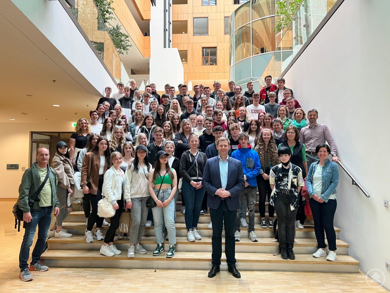 Die Grafenauer Realschüler trafen auf der Abschlussfahrt in Berlin „ihren“ Bundestagsabgeordneten Thomas Erndl.